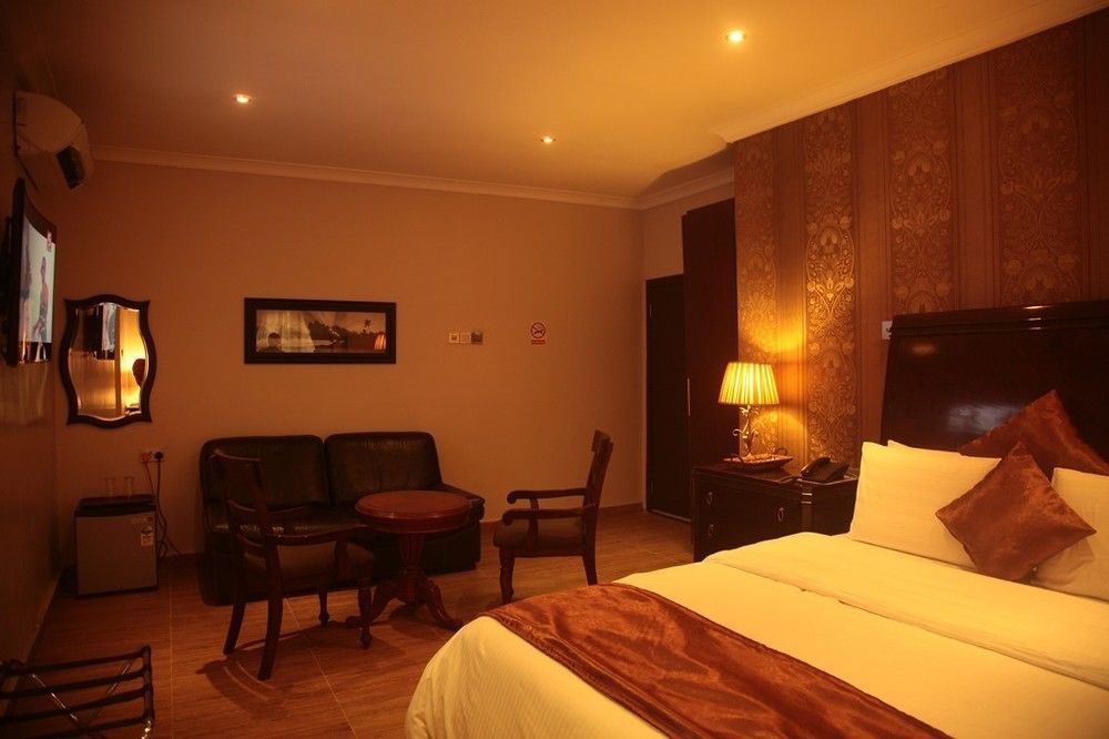 Fryburg Suites Aliayabiagba Extérieur photo